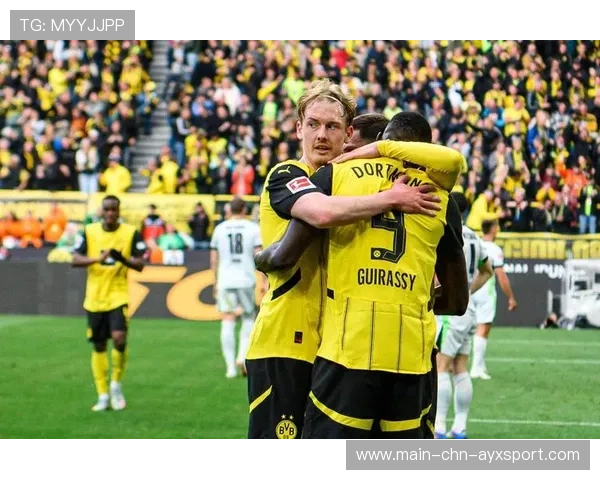 多特布兰特底线回传助攻队友近距离破门，展现完美团队配合！