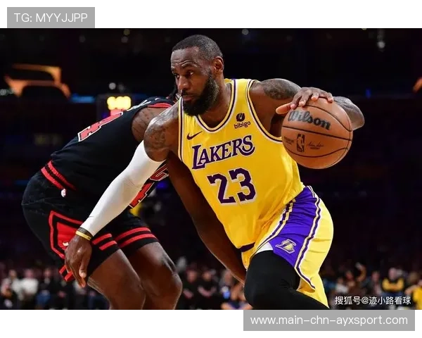 詹姆斯助攻反击队友扣篮得手，湖人团队配合无懈可击